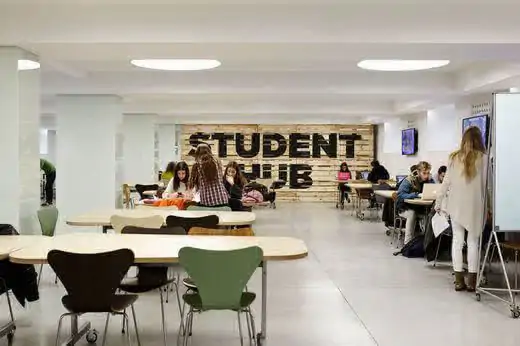 A spacious and modern study room, equipped with large tables to allow students to work on group projects, study for exams or simply do their homework in a studious and calm atmosphere. The adjacent cafeteria offers students a well-deserved break with a wide choice of sandwiches and fresh fruit juices and, of course, coffee.